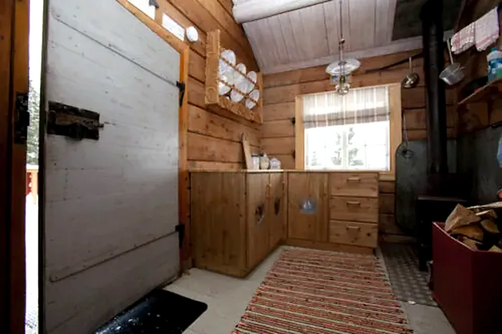 Small kitchen and entrance area inside the Red Cabin at Meådal